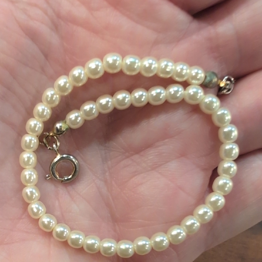 Vintage White Faux Pearl Beaded Bracelet with Elegant Silvertone Clasp, Dainty